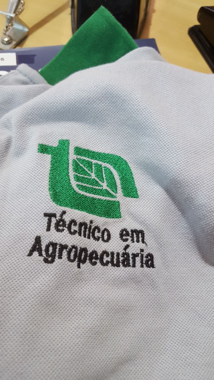 Detalhe de bordado de camisa polo em Piquet anti-pilling bordada