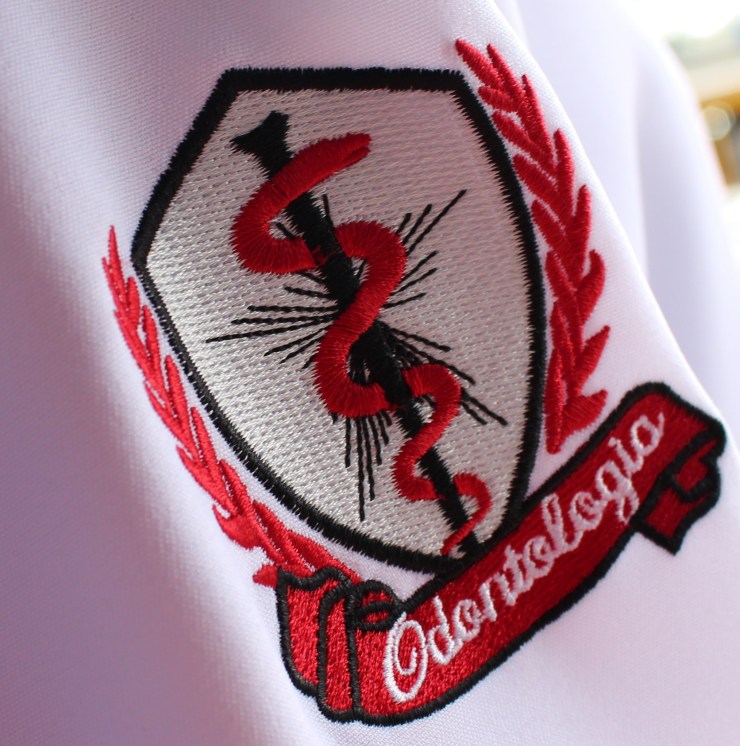 Detalhe de bordado computadorizado em jaleco