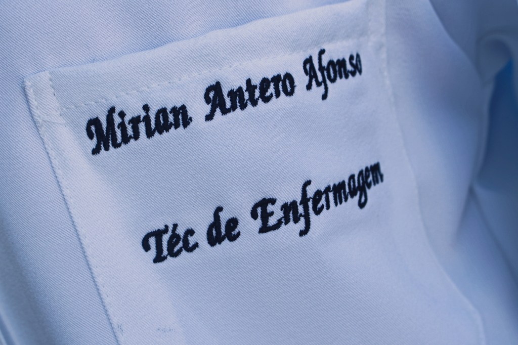 Detalhe de bordado computadorizado em jaleco