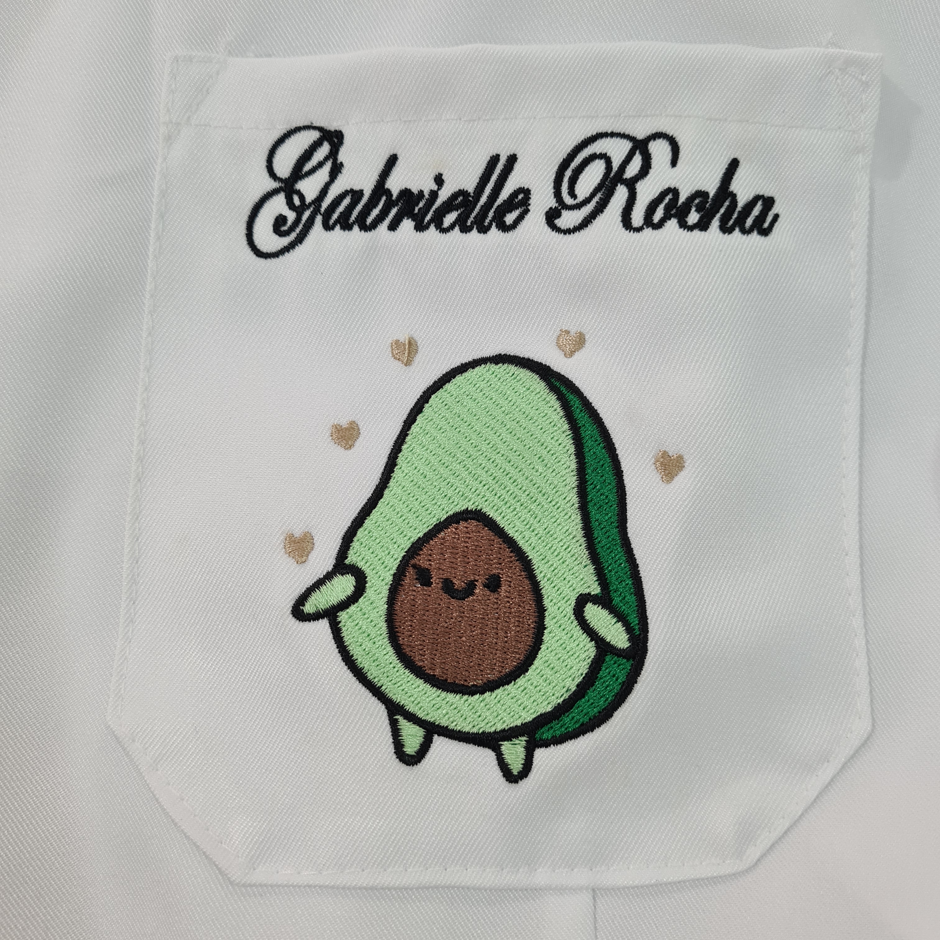 Nome e desenho (abacate) bordados no jaleco branco