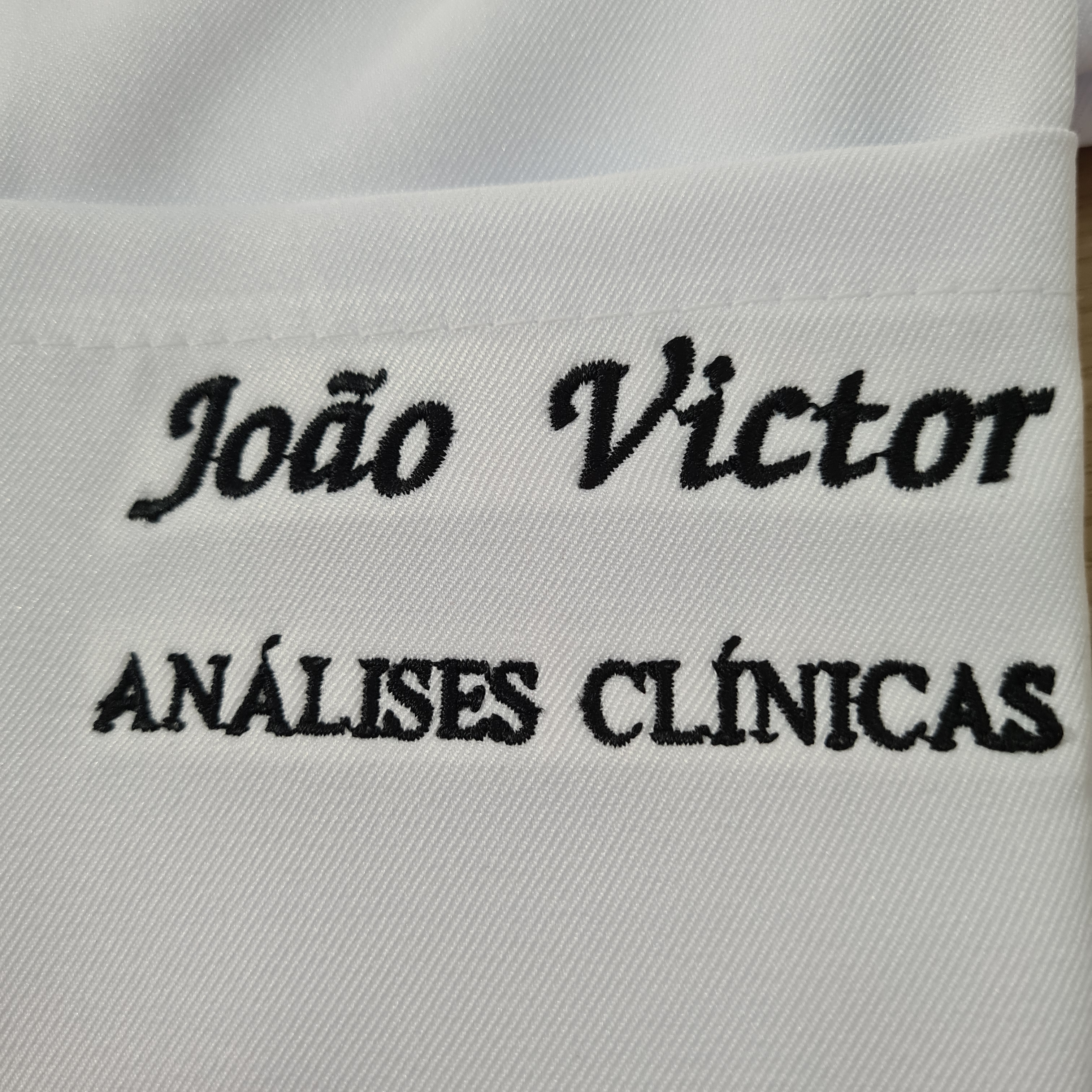 Nome e Curso bordado no jaleco branco
