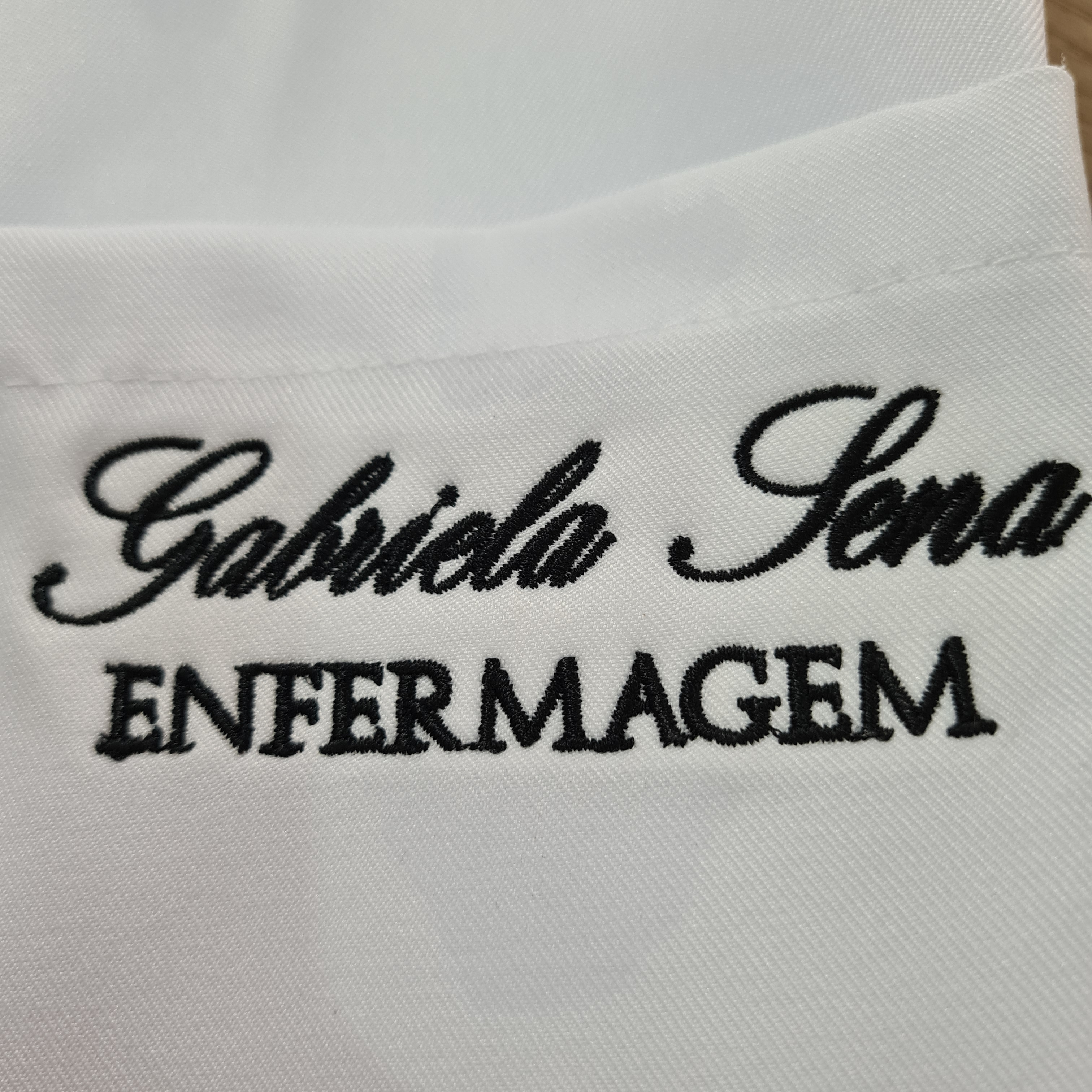 Nome e Curso bordado no jaleco branco