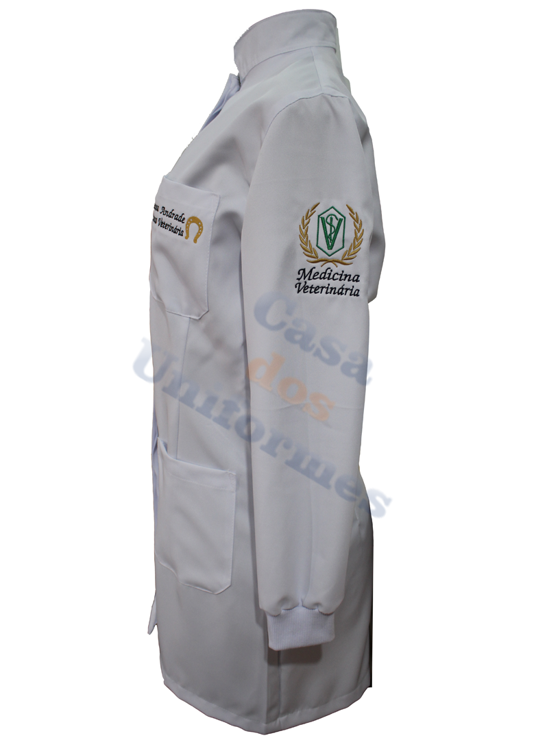 Jaleco branco bordado medicina veterinária modelo gola padre com punho